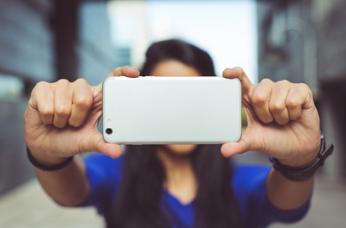 woman_taking_mobile_photograph